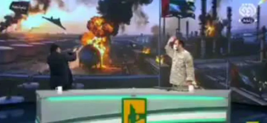 1778946116141.jpeg İran televizyonunda canlı yayında silah eğitimi! Sunucular BAE bayrağını hedef aldı-4