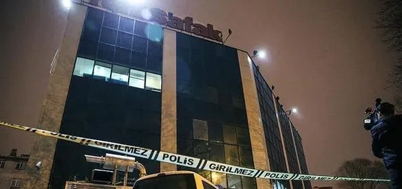 İstanbul'da Yeni Şafak ve Yeni Akit gazetelerinin binalarına eş zamanlı olarak silahlı ve molotof bombalı saldırı gerçekleştirildi. Saldırılarda maddi hasar meydana geldi
