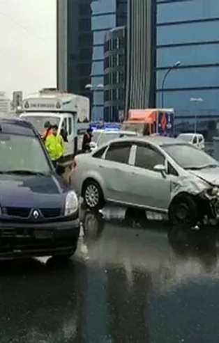 İstanbul'da boş yolda zincirleme kaza! 3 araç birbirine girdi