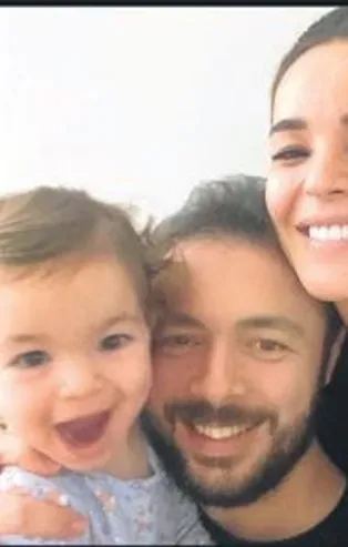 Bengü eşi Selim Selimoğlu ve sevimli kızları Zeynep'le poz verdi