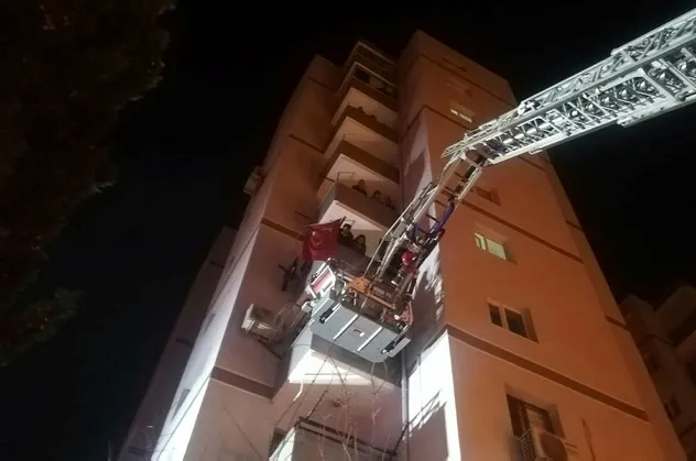 İzmir'de hareketli gece! 11 katlı bina boşaltıldı