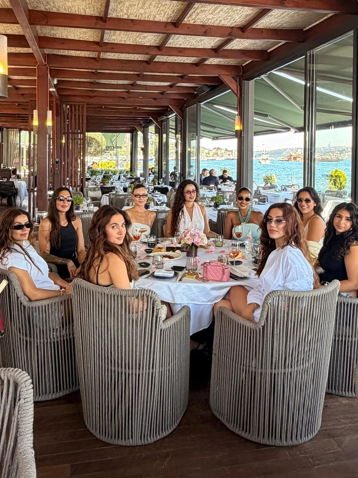 1785277744205.jpg Yıldız futbolcuların eşleri Boğaz'da buluştu: Teknede renkli doğum günü-4