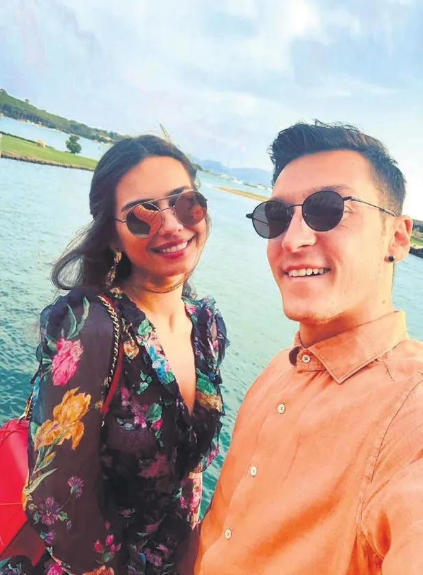 mutlu-ve-mesut-1602800239669.jpeg Amine Gülşe'den eşi Mesut Özil'e romantik kutlama! Aşk dolu pozlara beğeni yağdı-3