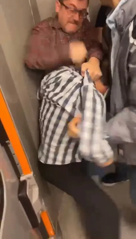 bayrampasa-otogar-metro-istasyonunda-boks-maci-2-kisi-yumruk-yumruga-birbirine-girdi-1654674479061.jpg Bayrampaşa Otogar Metro İstasyonu'nda boks maçı! 2 kişi yumruk yumruğa birbirine girdi-6