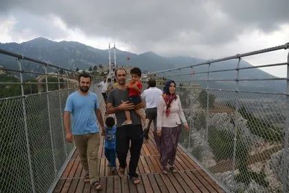 Andırın’daki minareli köprüye ziyaretçi akını