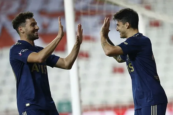 Fenerbahçe’nin hocası Erol Bulut milli arada ev ödevine çalışıyor-2