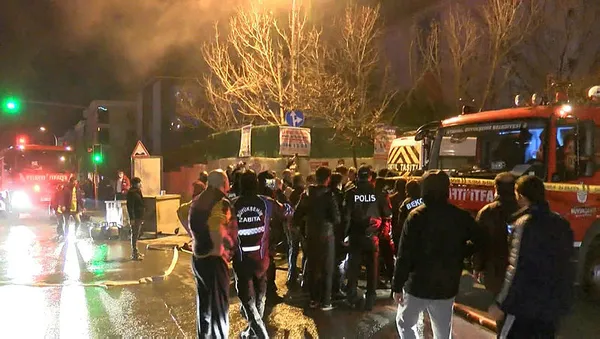 istanbulda-geri-donusum-deposu-yandi-mahalleli-depo-sahibine-saldirdi-1611465194663.jpg