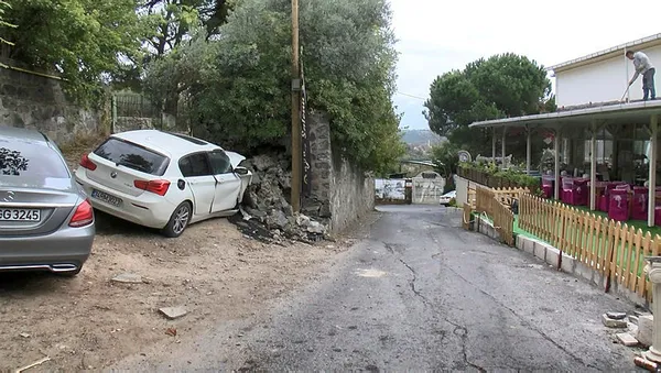 1633522035455.jpg Sarıyer'de kontrolden çıkan lüks araç istinat duvarına çarptı-1