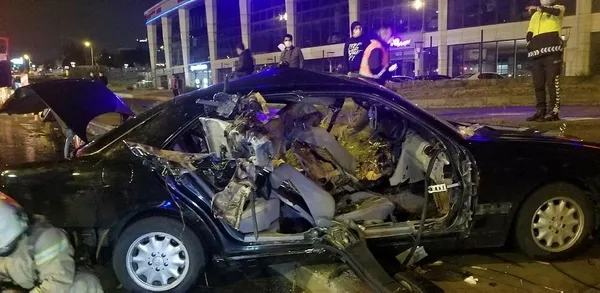 İstanbul Kartal'da bariyerlere çarpan otomobildeki iki kişinin ayakları koptu!-5