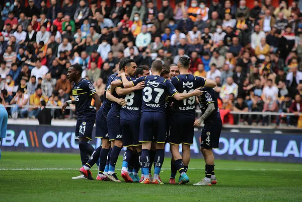 super-ligde-dikkat-ceken-istatistik-fenerbahce-ile-galatasaray-zirvede-ama-1649328747370.jpg Süper Lig'de dikkat çeken istatistik! Fenerbahçe ile Galatasaray zirvede ama...-2