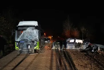 Kocaeli'de korkunç kaza: Belediye otobüsüyle kafa kafaya çarpışan otomobil hurdaya döndü: 1 ölü, 2 yaralı