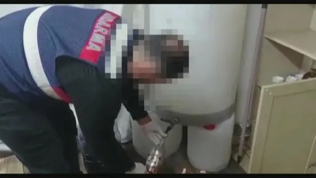 yilbasi-oncesi-buyuk-operasyon-istanbulda-binlerce-litre-sahte-icki-ele-gecirildi-1672207824630.jpeg Yılbaşı öncesi büyük operasyon! İstanbul'da binlerce litre sahte içki ele geçirildi-4