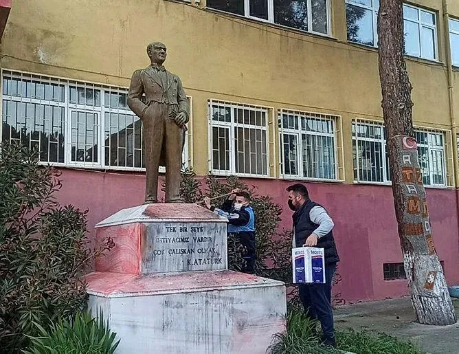 Atatürk büstüne saldırı