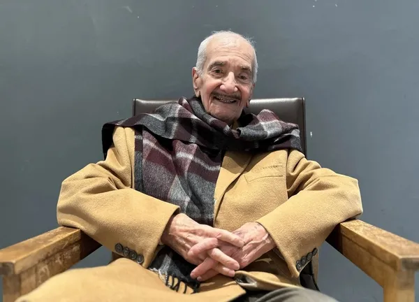 usta-senarist-safa-onal-hayatini-kaybetti-safa-onal-kimdir-neden-oldu-1690731167551.jpeg Ünlü senarist Safa Önal 92 yaşında hayatını kaybetti! Safa Önal kimdir? Neden öldü?-3