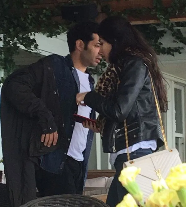 Mert Fırat ile İdil Fırat Yeniköy'de görüntülendi-1