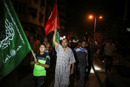 Alçak darbe girişimi sonrası Filistinlilerden Türkiye’ye destek yürüyüşü