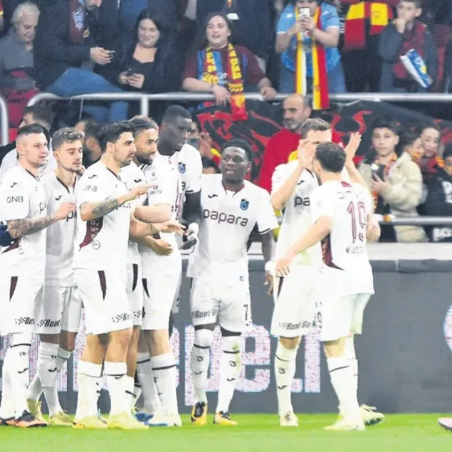 Bordo-Mavililer ligde fırtına gibi esiyor