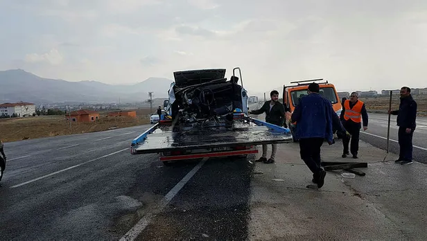 1572357681723.jpg Kayseri'de feci olay! TIR otomobili ikiye böldü-2