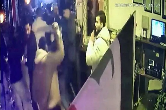 Avcılar'da olaylı gece! Uyarılan müşteriler pala ve bıçakla saldırdı