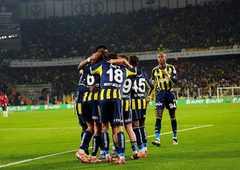 Spor yazarları Fenerbahçe - Gençlerbirliği maçını değerlendirdi! "Hakemliğin iflas gecesi" - 10