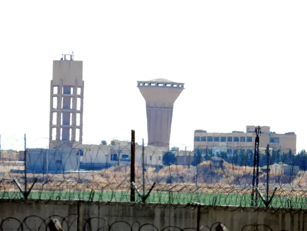 Görüntüler Türkiye'den çekildi! Teröristler sınırda silahlarıyla dolaşıyor-1