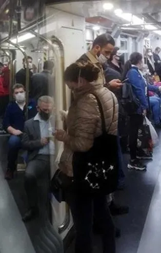 CHP'li belediyeler vatandaşın canını hiçe sayıyor! İstanbul'dan sonra şimdi de İzmir'de sosyal mesafe sıfır