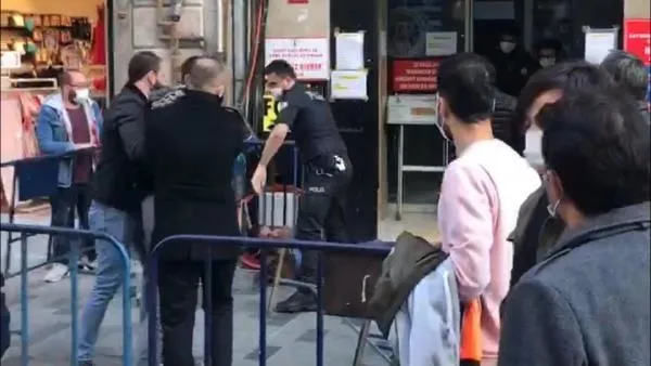 SON DAKİKA: İstiklal Caddesi'nde sosyal mesafe kavgası: İki kişi tekme tokat birbirine girdi-3