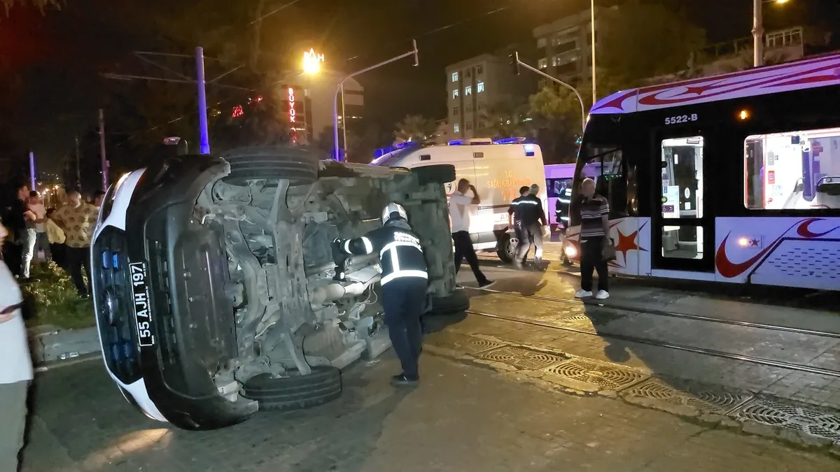Samsun'da feci kaza! Tramvay ile ambulans birbirine girdi