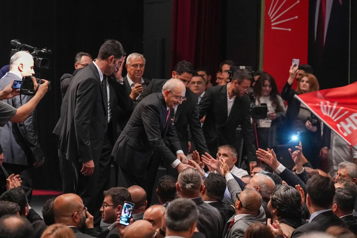 kilicdarogluna-program-iptal-ettiren-provokasyon-endisesi-bu-vebalin-parcasi-olmayacagiz-hacibektastaki-o-kare-1782375792358.jpeg CHP'deki ayrışma Kılıçdaroğlu'na program iptal ettirdi: Bu vebalin parçası olmayacağız | Hacıbektaş'taki o kare unutulmuyor-2