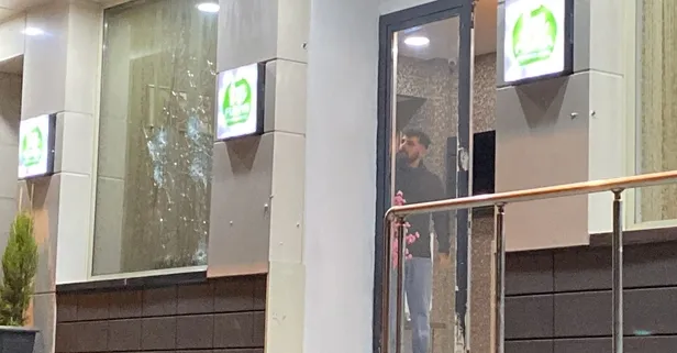 Küçükçekmece’de bir otele uzun namlulu silahlarla saldırı! Kurşunlar yolcu dolu metrobüse isabet etti!