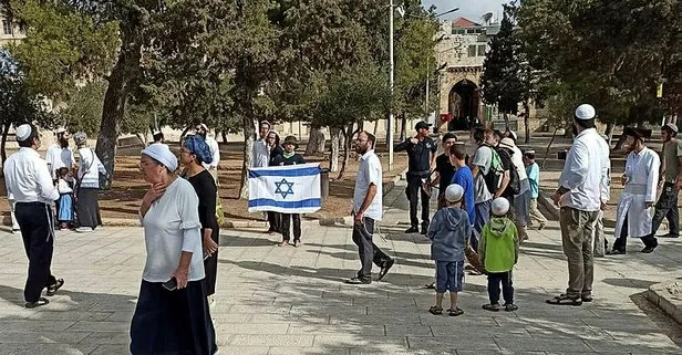 Müslümanların ilk kıblesi Mescid-i Aksa’ya baskın düzenleyen fanatik Yahudiler Harem-i Şerif’te İsrail bayrağı açtı!