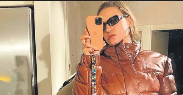 Serenay Sarıkaya kısa taytının üzerine giydiği 16 bin TL'lik montuyla poz verdi