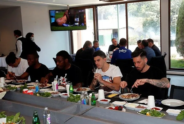 Fenerbahçe'de Başkan Ali Koç ve yöneticiler futbol takımı ile barbekü partisinde bir araya geldiler-3