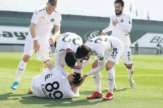 super-lige-ambargo-koyan-trabzonspor-ikinci-en-uzun-liderlik-ve-ic-saha-yenilmezlik-serisine-ulasti-1645909233618.jpeg Süper Lig'e ambargo koyan Trabzonspor ikinci en uzun liderlik ve iç saha yenilmezlik serisine ulaştı-15