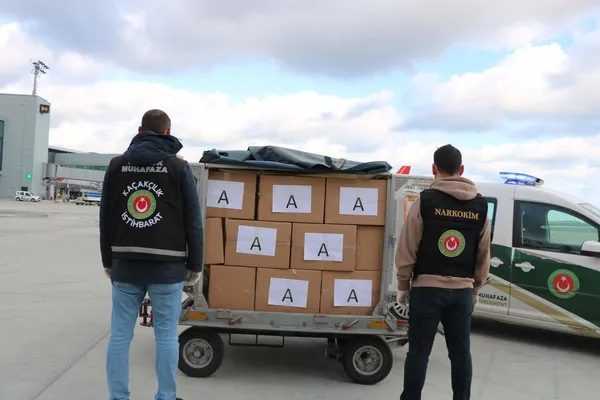 istanbulda-dev-uyusturucu-operasyonu-50-milyon-euro-degerinde-kimyasal-madde-ele-gecirildi-1644068690285.jpg İstanbul'da dev uyuşturucu operasyonu! 50 milyon euro değerinde kimyasal madde ele geçirildi-4