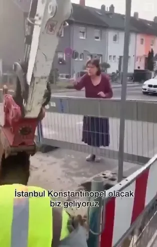 SON DAKİKA: Alman kadından Türklere alçakça sözlü saldırı: Sizi ait olduğunuz yere Asya'ya göndereceğiz