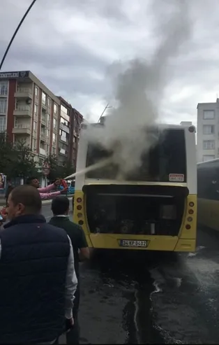 İstanbul'da yine yeni yeniden İETT rezaleti! Otobüs yandı işe gitmek isteyen vatandaşlar yolda kaldı