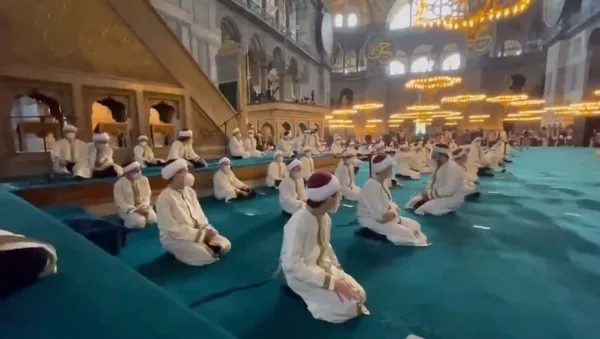 son-dakika-taksim-camiinin-acildigi-sirada-ayasofya-camiinde-de-minik-hafizlar-icin-icazet-toreni-duzenlendi-1622204371908.jpg Taksim Camii'nin açılışının ardından Ayasofya Camii'nde Başkan Erdoğan'ın katılımıyla genç hafızlar için icazet töreni!-5