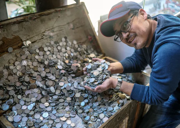 duyan-akin-akin-fotograf-cektirmeye-kosuyor-dunyaca-unlu-filmin-setine-donusmustu-emsali-yok-tanesi-bin-lira-1614583761625.jpg Duyan akın akın fotoğraf çektirmeye koşuyor! Dünyaca ünlü filmin setine dönüşmüştü! Emsali yok tanesi bin lira...-4