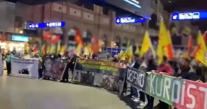 TSK 12 şehidimizin intikamını almak için inleri yerle bir ettikçe Avrupa'daki terör seviciler rahatsız oldu! Almanya ve İsviçre'de PKK yandaşları paçavralarla sokağa çıktı-6