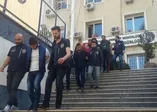 Motosikletli kuryeleri otomobille devirerek gasp eden çete çökertildi