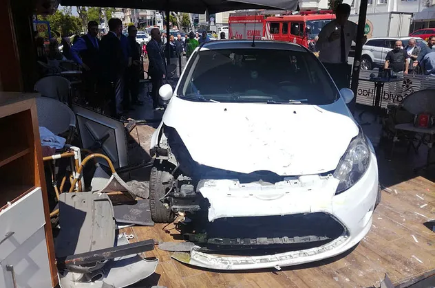 Bakırköy'de otomobil kafeye daldı