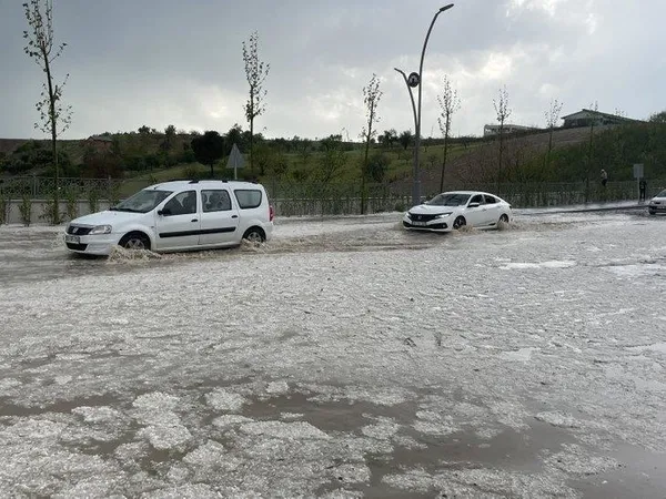 adiyamana-ceviz-buyuklugunde-dolu-yagdi-araclarin-camlari-patladi-1682007488774.jpeg Adıyaman'a ceviz büyüklüğünde dolu yağdı: Araçların camları patladı!-6