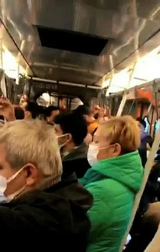 İstanbul'da metro ve metrobüste sabah yoğunluğu! Koronavirüs önlemleri hiçe sayıldı