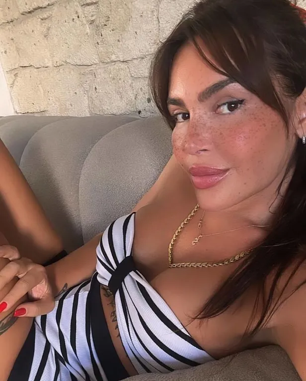 selin-cigerci-kimdir-kac-yasinda-nereli-selin-cigerci-ne-is-yapiyor-serveti-ne-kadar-mal-varliklari-ve-eski-ha-1699441808682.jpg Selin Ciğerci ne iş yapıyor, serveti ne kadar? Selin Ciğerci kimdir, kaç yaşında, nereli? Mal varlıkları ve eski hali...-5