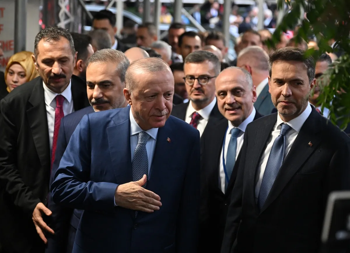1789980067954.jpeg Başkan Erdoğan'a Türkevi'nde coşkulu karşılama: Ağlayan bebeği fark etti! Bariyeri açtırıp yanına gitti-6