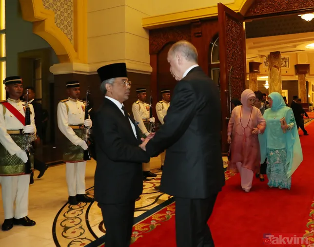 Malezya Kralı ile bir araya gelen Başkan Erdoğan özel defteri imzaladı