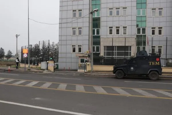 Diyarbakır’da çevik kuvvet midibüsüne bombalı saldırıda 4 şüpheli tutuklandı!-3