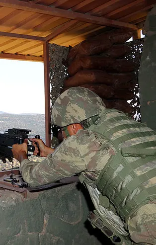 Mehmetçiğin Küpeli Dağı'nda bayram mesaisi