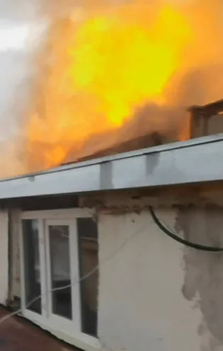 Bursa'da binanın çatı katı alev alev yandı